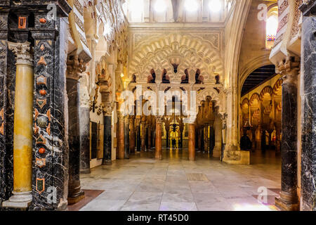 Arcades dans la grande salle de la cathédrale et ancienne Grande Mosquée de Cordoue, en Espagne. Banque D'Images