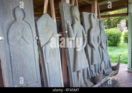 Effigies sculptées datant du xivème siècle sur l'affichage à l'abbaye Saddell près de Carradale sur la péninsule de Kintyre. Banque D'Images