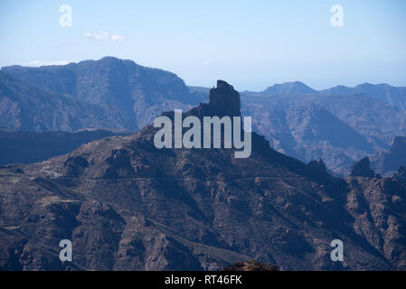 Avis de Cruz de Tejeda dans les montagnes et le saint pierre, Roque Bentayga, Gran Canaria, Îles Canaries, Espagne Banque D'Images