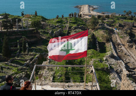 Drapeau libanais battant sur le Byblos Citadelle, Byblos, Liban Banque D'Images