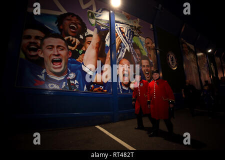 Chelsea retraités arrivent pour la Premier League match à Stamford Bridge, Londres. Banque D'Images