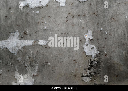 Un tableau d'affichage vide couvert de base et les punaises Banque D'Images