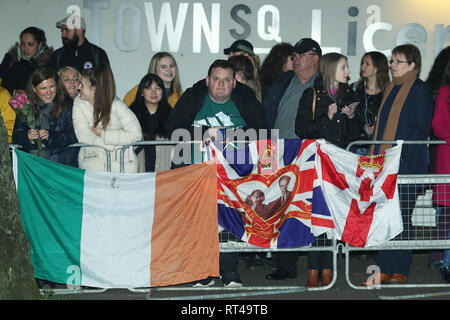 Les gens attendent pour l'arrivée du duc et de la duchesse de Cambridge à l'extérieur de l'Empire Music Hall à Belfast, dans le cadre du duc et de la duchesse de Cambridge est une visite de deux jours à l'Irlande du Nord. Banque D'Images