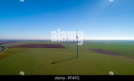 Les éoliennes dans les champs, Langon, France Banque D'Images