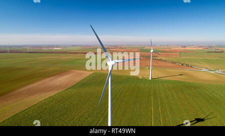 Les éoliennes dans les champs, Langon, France Banque D'Images