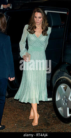 Les gens attendent pour l'arrivée du duc et de la duchesse de Cambridge à l'extérieur de l'Empire Music Hall à Belfast, dans le cadre du duc et de la duchesse de Cambridge est une visite de deux jours à l'Irlande du Nord. Banque D'Images