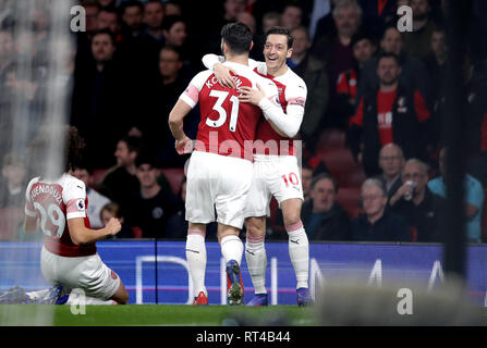 Mesut Ozil d'Arsenal (à droite) célèbre marquant son but premier du côté du jeu avec son coéquipier Sead Kolasinac (à gauche) au cours de la Premier League match à l'Emirates Stadium, Londres. Banque D'Images