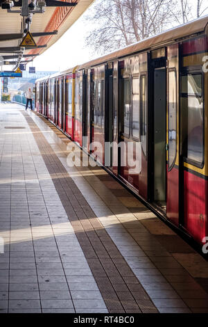 Train de banlieue (S-Bahn) à la gare de Bornholmer Straße à Berlin, Allemagne en février 2019. Banque D'Images