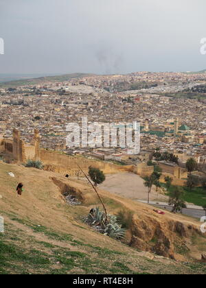 Vue à partir de la médina de Fès tombes Marinid, Fès, Maroc Banque D'Images