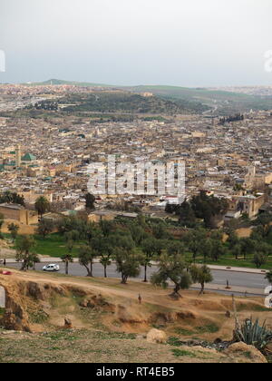 Vue à partir de la médina de Fès tombes Marinid, Fès, Maroc Banque D'Images