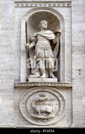 Statue de Saint Louis IX (1214-1270) Roi de France, l'église de Saint Louis des Français (1589) ou San Luigi dei Granai, Rome, Italie Banque D'Images