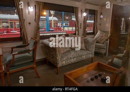 Salon à l'intérieur de Edward VII saloon transport dans le National Railway Museum, York, Royaume-Uni. Banque D'Images