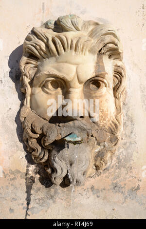 Visage barbu ou visage de l'homme sur Fontaine murale à Pigna Cour du Cortile del Belvedere ou Palais du Belvédère Musées du Vatican Banque D'Images