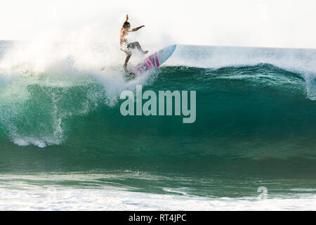 Les surfeurs professionnels le surf des vagues de classe mondiale de Fernando de Noronha, une île au large de la côte nord du Brésil Banque D'Images