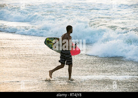 Les surfeurs professionnels le surf des vagues de classe mondiale de Fernando de Noronha, une île au large de la côte nord du Brésil Banque D'Images