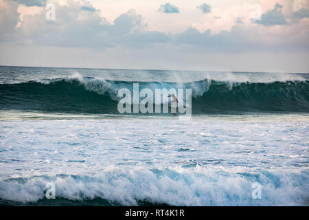 Les surfeurs professionnels le surf des vagues de classe mondiale de Fernando de Noronha, une île au large de la côte nord du Brésil Banque D'Images