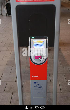 Lecteur de carte spéciale pour payer surtaxe ou taxe sur le supplément pour voyager avec l'intercity sur direct d'Amsterdam à Rotterdam Banque D'Images