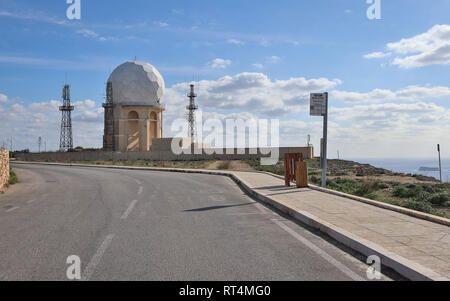 Vue panoramique sur la station de radar 'il Ballun" près de la falaises de Dingli à Malte sur une journée ensoleillée. Stonewall, route et arrêt de bus à Dingli. Malte. Banque D'Images