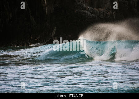 Les surfeurs professionnels le surf des vagues de classe mondiale de Fernando de Noronha, une île au large de la côte nord du Brésil Banque D'Images