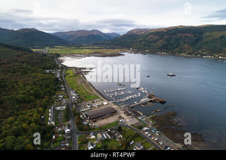 L'image aérienne en direction nord depuis la Dunoon de bancs de sable et les montagnes du Parc national du Loch Lomond et des Trossachs. Banque D'Images