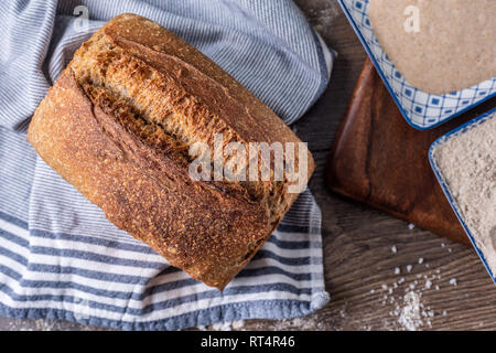 Pain au levain frais Artisan sur fond de table en bois Banque D'Images