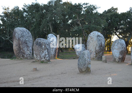 6e millénaire avant J.-C. Almendres Cromlech, un complexe mégalithique près d'Evora dans le sud du Portugal Banque D'Images