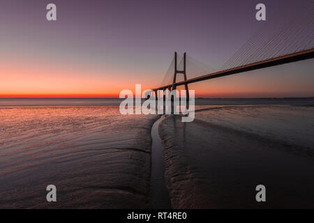 Cadre paisible à pont Vasco da Gama à Lisbonne pendant le lever du soleil. Ponte Vasco de Gama, Lisbonne, Portugal Banque D'Images