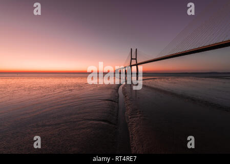 Cadre paisible à pont Vasco da Gama à Lisbonne pendant le lever du soleil. Ponte Vasco de Gama, Lisbonne, Portugal Banque D'Images