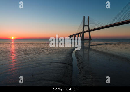 Cadre paisible à pont Vasco da Gama à Lisbonne pendant le lever du soleil. Ponte Vasco de Gama, Lisbonne, Portugal Banque D'Images