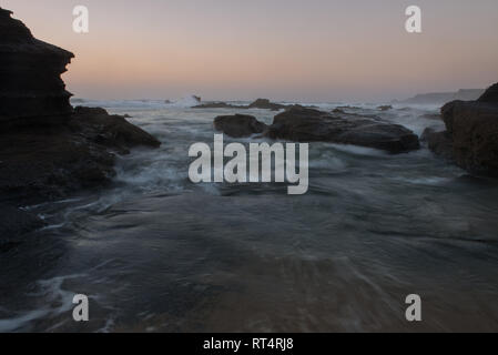 La puissance des vagues de l'océan et de la côte rocheuse portugais Lagos, Algarve Banque D'Images