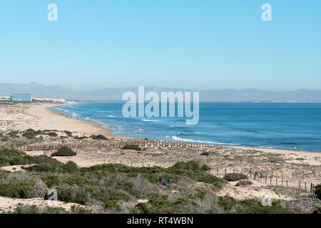 Dunes de sable sur la plage de La Mata, ciel bleu, pas de personnes. Province d'Alicante, Costa Blanca, Espagne Banque D'Images