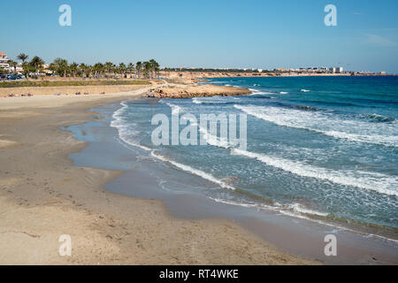 Flamenco Beach vide, Orihuela Costa, surf de mer Méditerranée, journée d'hiver ensoleillée. Province d'Alicante, Costa Blanca, Espagne Banque D'Images