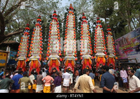 Kaavadiyattam ou la charge est la danse de sacrifice cérémoniel dévots pendant du culte de l'Hindu lord murugan. Banque D'Images