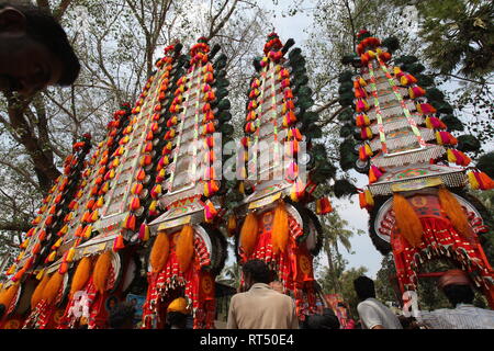 Kaavadiyattam ou la charge est la danse de sacrifice cérémoniel dévots pendant du culte de l'Hindu lord murugan. Banque D'Images