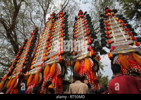 Kaavadiyattam ou la charge est la danse de sacrifice cérémoniel dévots pendant du culte de l'Hindu lord murugan. Banque D'Images