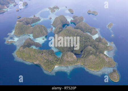 Îles calcaires émergent de la belle seascape à Raja Ampat, en Indonésie. Banque D'Images