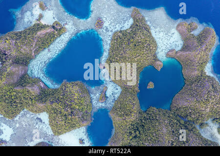 Îles calcaires émergent de la belle seascape à Raja Ampat, en Indonésie. Banque D'Images