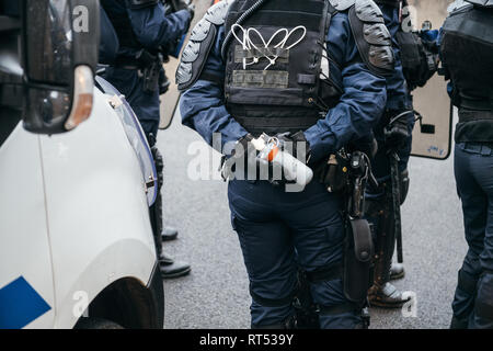 STRASBOURG, FRANCE - Nov 8, 2018 : des agents de police fixant le Marché de Noël en face de l'entrée jaune circulation manifestants le Quai des Bateliers street Banque D'Images