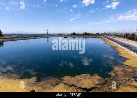 La piscine de l'eau pour arroser les champs d'oliviers, province de Jaén, Andalousie, Espagne Banque D'Images