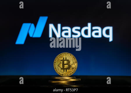 Le Bitcoin une pile de pièces avec le Nasdaq logo sur un écran d'ordinateur portable. Blockchain Cryptocurrency et obtenir l'adoption formelle. La Slovénie - 02 24 2019 Banque D'Images