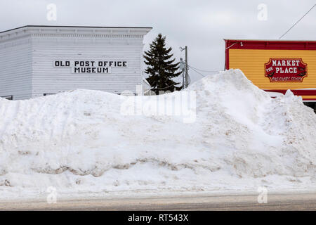 Grand Marais, Michigan - La neige est haute empilée en face des bâtiments sur la rue principale. La ville, sur la rive du lac Supérieur, obtient une moyenne de 151 Banque D'Images