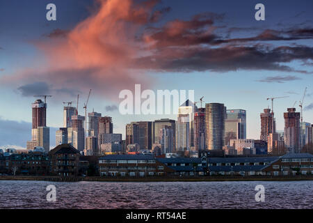 CANARY WHARF LONDON SKYLINE en début de soirée AVEC DES NUAGES ROSE ET ORANGE Banque D'Images