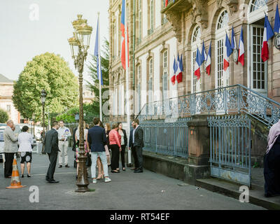 STRASBOURG, FRANCE - Sep 22, 2017 : Grand groupe de personnes avec des jeunes mariés attendent en face de l'Hôtel de Ville de Strasbourg pour le mariage Banque D'Images