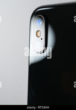 PARIS, FRANCE - Nov 3, 2017 : vue arrière double caméra sur le nouveau Apple iPhone X à partir de 10 ordinateurs Apple Banque D'Images