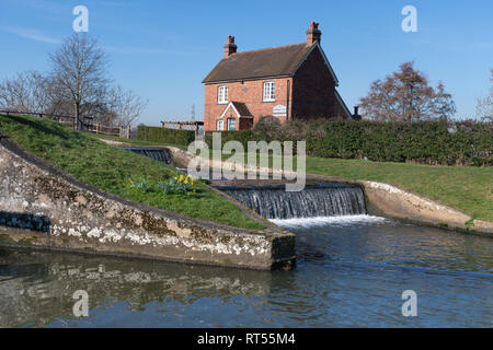 Papercourt Lock et Lock keepers cottage sur la pittoresque rivière Wey Navigation dans Surrey, UK, lors d'une journée ensoleillée Banque D'Images