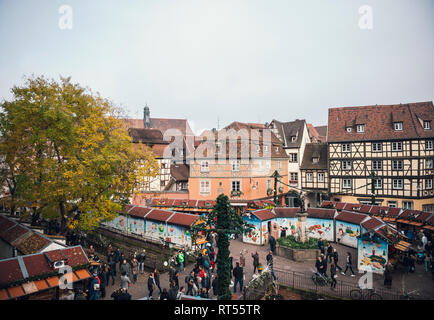 COLMAR, FRANCE - NOV 23, 2015 : Vue aérienne de Colmar Alsace Marché de Noël avec des chalets stand vente de cadeaux, des jouets, de la nourriture et des personnes admirant Banque D'Images