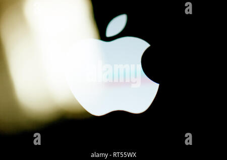 PARIS, FRANCE - Sep 18, 2014 : les ordinateurs Apple logo pendant le premier démarrage d'un appareil iPhone iPad vu sur écran Retina Banque D'Images