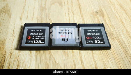 PARIS, FRANCE - MAR 26, 2017 : Trois génération de données XQD fabriqué par Sony carte mémoire utilisée dans Nikon et Sony video photo produits pour le stockage de contenus haut débit Banque D'Images