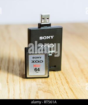 PARIS, FRANCE - MAR 26, 2017 : Nouvelle carte mémoire données XQD et fabriqué par Sony Reader utilisé dans Nikon et Sony video photo produits pour le stockage de contenus haut débit Banque D'Images