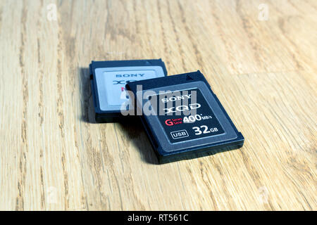 PARIS, FRANCE - MAR 26, 2017 : Nouveau XQD G et M carte mémoire de données faite par SONY utilisée dans Nikon et Sony video photo produits pour le stockage de contenus haut débit Banque D'Images